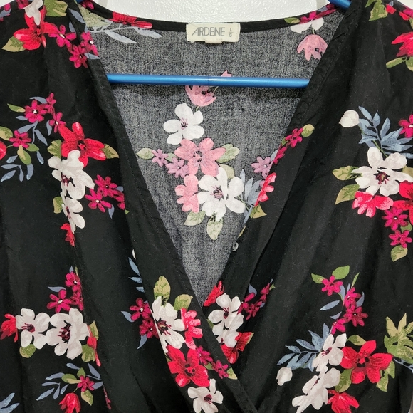 Pretty floral shorts jumpsuit. Size large. - Picture 2 of 8